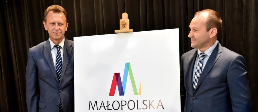Województwo małopolskie ma nowe logo. Nawiązuje ono do szczytów gór, wież bazyliki Mariackiej i wijącej się Wisły. Autorem jest artysta grafik Zbigniew Pelon.