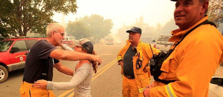 Kilka tysięcy osób zostało w północnej Kalifornii ewakuowanych a ponad 400 domów całkowicie spalonych w rezultacie szalejących pożarów podsycanych przez silny wiatr i długotrwałą suszę. Potwierdzono jedną ofiarę śmiertelną.