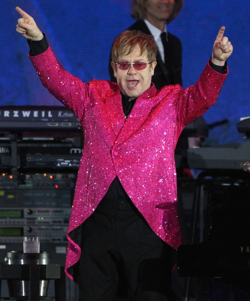 Elton John, który publicznie wyraził chęć spotkania się z prezydentem Rosji, by poruszyć kwestię tamtejszego prawa dotyczącego osób homoseksualnych, podał informację, że Władimir Putin zadzwonił do niego. 