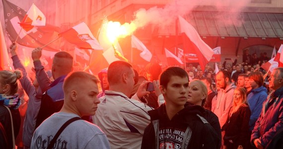 Będzie policyjne dochodzenie ws. nawoływania do nienawiści przez uczestników manifestacji przeciwko uchodźcom, zorganizowanej w sobotę w Warszawie - dowiedział się nieoficjalnie reporter RMF FM Krzysztof Zasada. Na razie trwa szczegółowa analiza materiałów filmowych i dźwiękowych, zarejestrowanych podczas demonstracji narodowców.