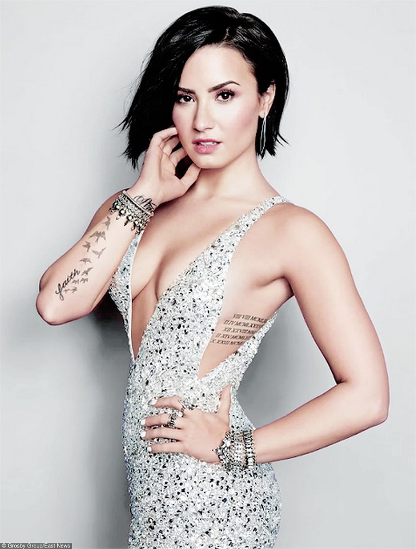 Demi Lovato była gościem w programie brytyjskiego komika Alan Carra. Prowadzący namówił ją do zwierzeń, z których wynika, że wokalistka miała doświadczenia seksualne z kobietami. 