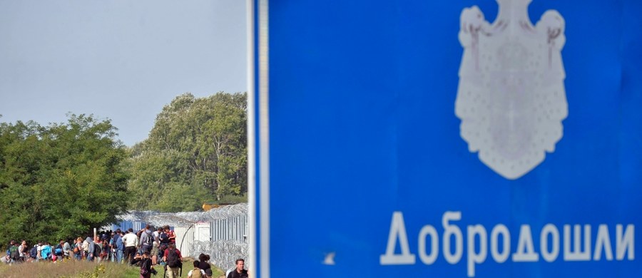 Węgierskie służby zamknęły granicę z Serbią, by nie dopuścić do napływu kolejnych tysięcy imigrantów. Na granicy w Roszke ​uchodźcy mniejszymi lub większymi grupkami gromadzą się  drugiej stronie płotu, ale na razie nie próbują go forsować - informuje nasz wysłannik Maciej Pałahicki. 