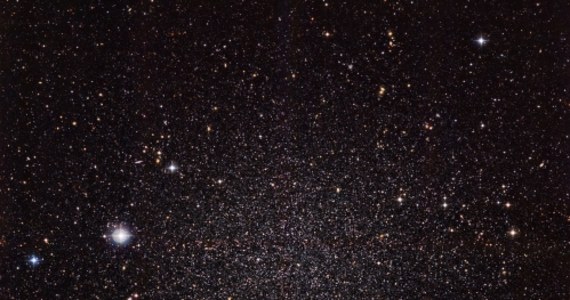 Europejskie Obserwatorium Południowe (ESO) opublikowało właśnie najnowsze zdjęcie Galaktyki Karłowatej w gwiazdozbiorze Rzeźbiarza. To bliska sąsiadka Drogi Mlecznej, znacznie różniąca się jednak od naszej galaktyki zarówno wiekiem, jak i charakterystyką. Obiekt jest "nieśmiały", świeci bardzo słabym blaskiem, jego obserwacje nie są łatwe. Warto je jednak prowadzić, bo mogą przynieść cenne informacje na temat procesów powstawania gwiazd i galaktyk we wczesnym Wszechświecie.