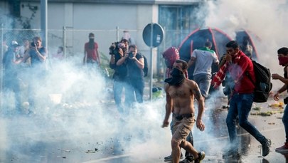 Węgry: Uchodźcy przedarli się przez przejście. Policja użyła armatek wodnych i gazu łzawiącego