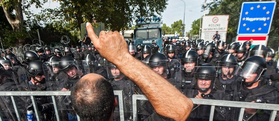 Syryjski uchodźca, któremu węgierska dziennikarka podstawiła nogę, gdy uciekał przed policją, dostał ofertę pracy w szkole dla trenerów piłkarskich w podmadryckim Getafe. "Postanowiliśmy pomóc koledze po fachu" - powiedział prowadzący placówkę Miguel Angel Galan.