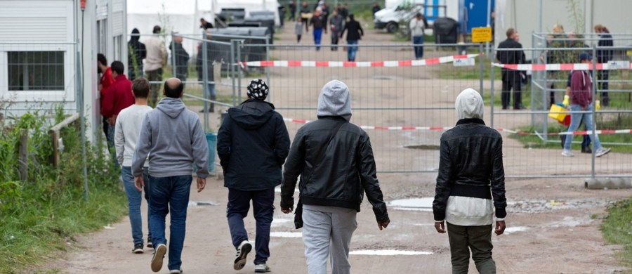 "Sueddeutsche Zeitung" apeluje, by nie stosować kar wobec Polski, Czech, Węgier i Słowacji za sprzeciw wobec stałych kwot podziału uchodźców. "Poczucia odpowiedzialności nie da się wymusić karami w rodzaju obcięcia unijnych funduszy, co w krótkim okresie czasu i tak jest niemal niemożliwe" – czytamy w dzienniku. "Bez solidarności UE uschnie; trzeba o tym bezustannie przypominać. Syzyfowe prace trwają" – podkreśla autor komentarza. 