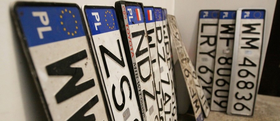 Używanie fałszywych tablic rejestracyjnych nie jest w Polsce przestępstwem – donosi "Gazeta Wyborcza".  Wszystko dlatego, że według Sądu Najwyższego… nie są one znakiem identyfikacyjnym.