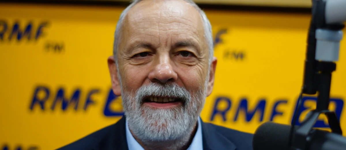 „Współodczuwanie jest naszym obowiązkiem moralnym, a nie opowiadanie sobie historii, że za chwilę będą polskie noworodki wysadzane” – mówi w Kontrwywiadzie RMF FM przewodniczący klubu PO Rafał Grupiński pytany o przyjmowanie przez Polskę uchodźców. „Rząd jest odpowiedzialny za decyzję o przyjęciu uchodźców i ją podejmie. Nie mamy czasu na to, żeby patrzeć na tragedię i w nieskończoność odwlekać decyzję” – dodaje. „Prezes Kaczyński wyszedł wczoraj na mównicę z bardzo mocno antyeuropejskim wystąpieniem. Próbował sugerować, że decyzje byłyby niekonstytucyjne, ale to absurd i on doskonale zdaje sobie z tego sprawę” – dodaje Grupiński. „Gdyby rządził dziś, jak w 2006 roku, to także musiałby takie decyzje podejmować” – mówi gość RMF FM. Zaznacza, że rząd zdaje sobie z tego sprawę, że uchodźcy, których przyjmie Polska to w większości wyznawcy islamu i ludzie się tego boją, ale „oni uciekają przed Państwem Islamskim, które wkracza w ich życie i charakteryzuje się raczej torturami  i śmiercią a nie miłością do Allaha”. „Mam nadzieję, że PiS nie będzie mogło decydować ws. uchodźców. Wyobrażam sobie, jak Jarosław Kaczyński wygania ich na granicę Schengen i zaciera ręce, że udało mu się pozbyć kilkudziesięciu Syryjczyków” – mówi Rafał Grupiński.