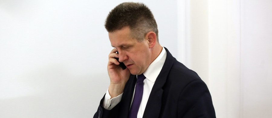 Katowiccy prokuratorzy przesłuchali wiceszefa Centralnego Biura Śledczego Policji Rafała Derlatkę - ustalili reporterzy RMF FM. To bliski współpracownik wiceszefa policji, generała Mirosława Schosslera, który spotykał się z Janem Burym. Ten działacz PSL przekazywał Schosslerowi dane o przepływach finansowych w firmie jego politycznego konkurenta. Po tym spotkaniu CBŚP wszczęło operację wobec tego przedsiębiorstwa. Podejrzewano, że policja mogła być wykorzystana do politycznej walki.