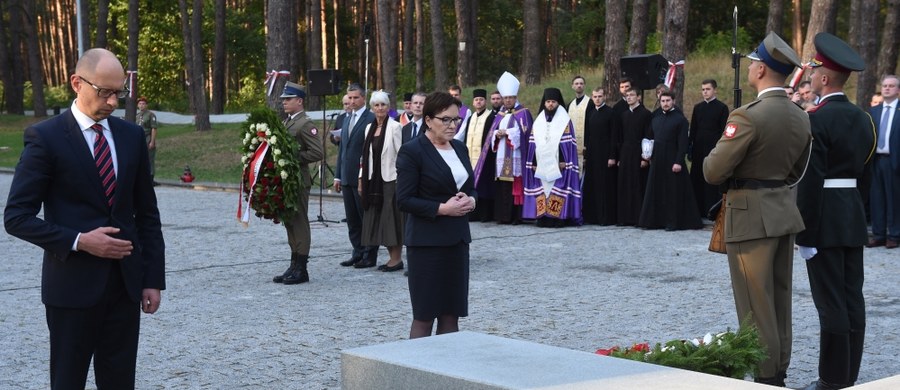 Polacy i Ukraińcy zapłacili straszliwą cenę za totalitaryzm - powiedziała w Bykowni premier Ewa Kopacz. W cywilizowanym świecie nie ma miejsca na imperializm - mówił premier Ukrainy Arsenij Jaceniuk. Szefowie rządów Polski i Ukrainy wzięli udział na Polskim Cmentarzu Wojennym w uroczystościach w 76. rocznicę napaści Związku Sowieckiego na Polskę.