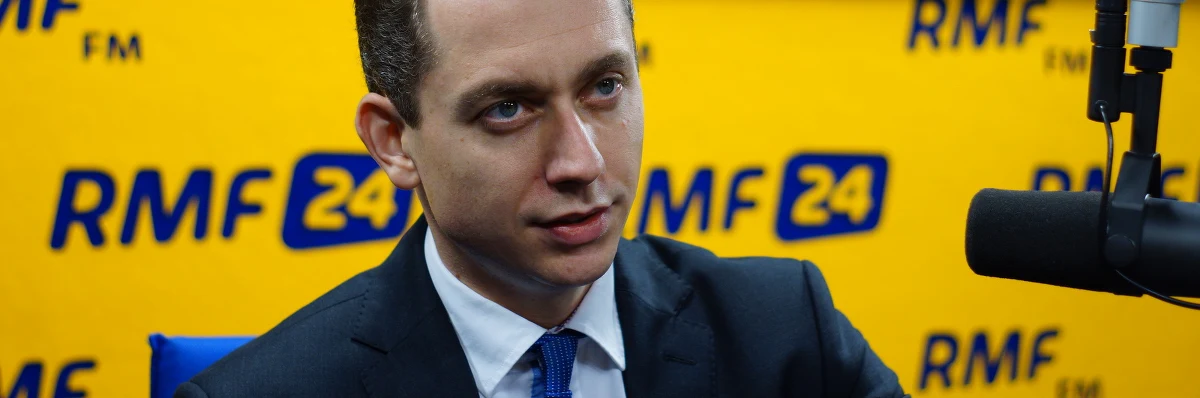 „Jako kraj jesteśmy przygotowani na każdą liczbę uchodźców. Chodzi o to, żeby podział uchodźców w Europie był sprawiedliwy. Weźmiemy na klatę wszystkie decyzje, które podejmiemy ws. uchodźców” – mówi w Kontrwywiadzie RMF FM rzecznik rządu Cezary Tomczyk. Dodaje, że 12 tys. uchodźców, które ma przyjąć Polska to „podział sprawiedliwy”. Pytany czy Polska go zaakceptuje, odpowiada „o liczbach będziemy rozmawiać, kiedy będą spełnione nasze warunki”. Chodzi o uszczelnienie granic zewnętrznych Unii, oddzielenie uchodźców od emigrantów zarobkowych i możliwość nie zgodzenia się kraju przyjmującego emigrantów. „Kiedy Europa prosi nas o pomoc, kiedy Niemcy, Węgrzy, Austria mówią ok, wy mieliście usta pełne frazesów, kiedy mówiliście o solidarności, a teraz kiedy my prosimy was o pomoc, to wychodzi Jarosław Kaczyński na mównicę i słucha go cała Europa. Różnica między nami, a prezesem PiS jest taka, że my mamy odpowiedzialność a on nie” – komentuje Tomczyk. Zdaniem gościa RMF FM, „2 puste krzesła po 2 byłych premierach to był symbol rozmowy w Polsce o najważniejszym, być może, problemie UE”.