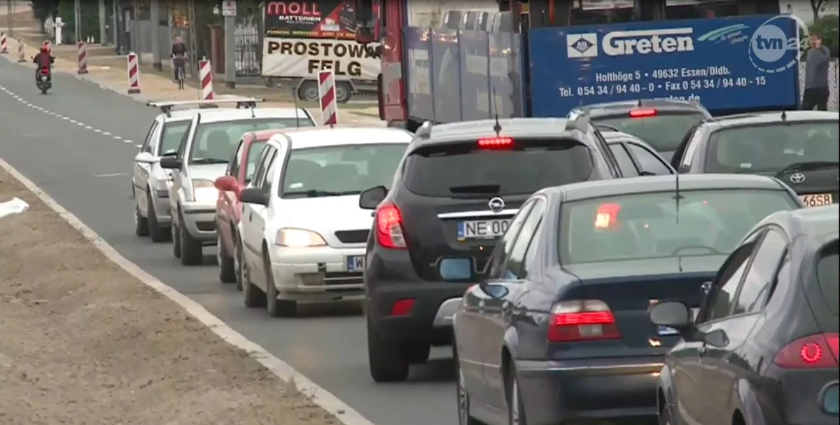 Nowa organizacja ruchu w Jankach przysporzyła kierowcom sporo kłopotów. Przez błędnie oznakowaną drogę samochody gubią się i błądzą. Tworzą się długie korki, a niektórzy kierowcy jadą pod prąd lub po chodnikach.