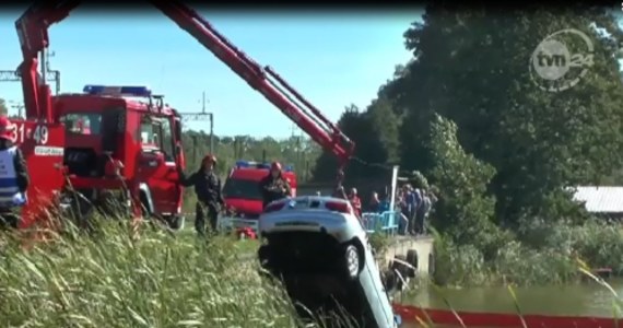 Policjanci szukają kierowcy auta, które wpadło do jeziora Ruda Woda w Małdytach. Kiedy służby przyjechały na miejsce, samochód był pusty. Nurkowie również nikogo nie odnaleźli.
