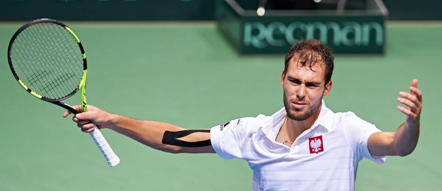 Jerzy Janowicz wygrał z Norbertem Gombosem 7:6 (7-1), 6:4, 6:7 (5-7), 6:2 w drugim z piątkowych spotkań barażu o awans do Grupy Światowej przyszłorocznej edycji Pucharu Davisa. Polscy tenisiści remisują w Gdynia Arena ze Słowakami 1:1.