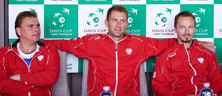 Stawką sobotniego spotkania deblowego między duetem polskim i słowackim w Gdyni będzie przybliżenie się do zwycięstwa w całym meczu barażowym o awans do Grupy Światowej przyszłorocznej edycji tenisowego Pucharu Davisa. Po dwóch pojedynkach singlowych jest remis 1:1.