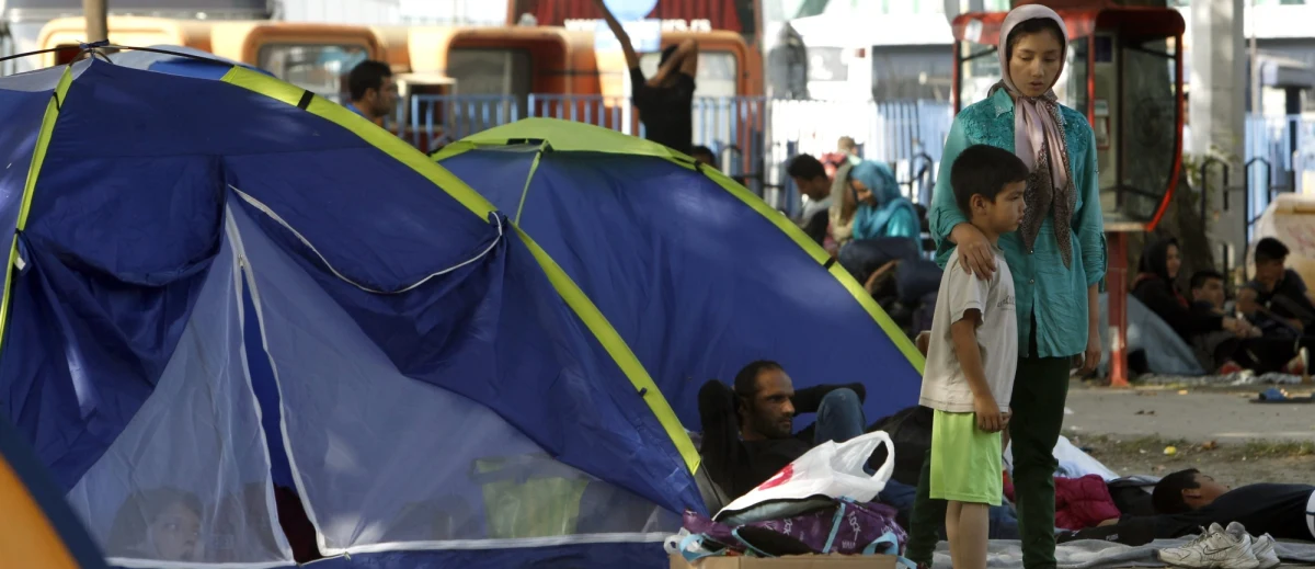 Na środowym szczycie unijnych przywódców nie będzie decyzji ws. podziału 120 tysięcy uchodźców pomiędzy poszczególne kraje UE - tak wynika z listu szefa Rady Europejskiej Donalda Tuska, który jest zaproszeniem na szczyt. Decyzja ws. przyjęcia przez Polskę ponad 9 200 azylantów z tej grupy zapadnie dzień wcześniej - na spotkaniu unijnych ministrów spraw wewnętrznych. W ten sposób Tusk pozbawia Warszawę prawa weta w kwestii uchodźców.