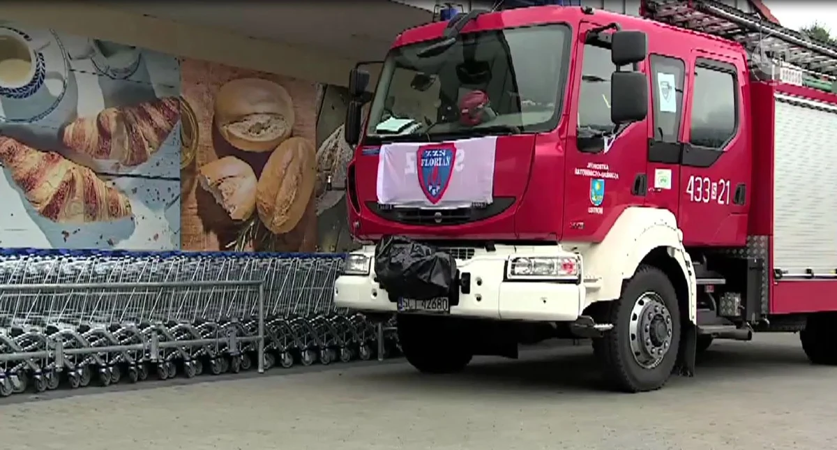 Ewakuowano klientów i pracowników jednego z supermarketów w Ustroniu (woj. śląskie). Jedną z klientek ugryzł prawdopodobnie pająk. Na miejscu pojawiła się straż, policja i pogotowie. Mimo akcji strażaków, nie udało się złapać zwierzęcia. Łącznie ze sklepu wyprowadzono 125 osób.