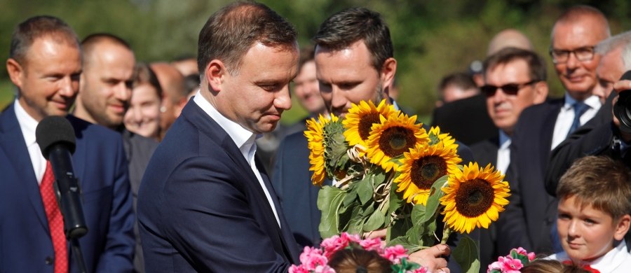 Prezydent Andrzej Duda przedstawi w poniedziałek o godz. 9:30 założenia projektu ustawy o obniżeniu wielu emerytalnego. Tego dnia Duda ma też ogłosić, że skieruje projekt do Sejmu.