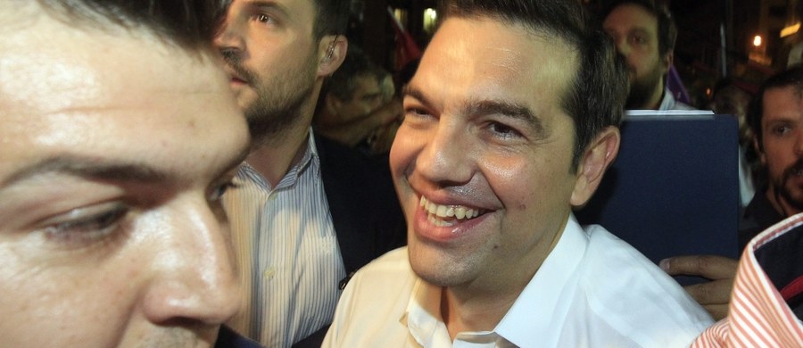 Wynik wyborów parlamentarnych daje Syrizie nowy i jasny mandat na najbliższe cztery lata i potwierdza  słuszność dotychczasowej polityki - oświadczył na wiecu w Atenach Aleksis Cipras. Po przeliczeniu ponad 80 proc. głosów Syriza ma poparcie 35,5 proc. i 145 miejsc w 300-osobowym parlamencie. Konserwatywna Nowa Demokracja uzyskała poparcie 28,3 proc. wyborców i 75 mandatów. Grecki system wyborczy przewiduje bowiem dla zwycięzcy premię w postaci dodatkowych 50 miejsc.