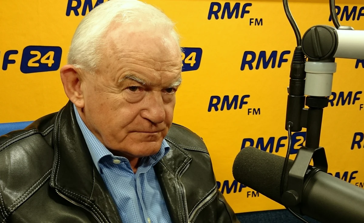 "Trudno odmówić przyjęcia uchodźców, ale trzeba stawiać warunki. Nie ma solidarności bez dobrowolności. Powinniśmy się przeciwstawić narzucaniu kwot" - mówi w Kontrwywiadzie RMF FM były premier, szef SLD Leszek Miller. Czy Polska jest w stanie przyjąć więcej niż 12 tysięcy uchodźców? "Wątpię, bo dalej jesteśmy biednym krajem" - ocenia Miller. Jego zdaniem, jesteśmy biedniejsi niż "targana konfliktami Grecja". "U nas wysokość świadczeń jest bardzo niska i jak się uchodźcy o tym dowiedzą, to nie pozostaną w Polsce ani minuty" - mówi gość RMF FM. Spotkanie z premier ws. przyjmowania uchodźców? "Zmusiliśmy panią premier, żeby pojawiła się w Sejmie. Teraz, jeśli będą jakieś szczegóły, które będzie chciała omówić, to spotkamy się, ale nie tajnie. To musi być jawne, bez żadnego spiskowania i ukrywania" - komentuje Leszek Miller. "Chciałbym się dowiedzieć, ilu uchodźców mamy przyjąć, jak pani premier zamierza odróżnić uchodźców od imigrantów ekonomicznych. To bardzo trudne do zrobienia" - ocenia. Zdaniem szefa SLD, "oferta powinna być taka: jeśli chcesz być Polakiem, to możesz nim zostać". "Potencjalni uchodźcy muszą wiedzieć, że jeśli chcą być w Polsce, to muszą przyjąć polskie prawo, zasady kulturowe, wysłać dzieci do polskich szkół, nauczyć się języka, podjąć pracę" - uważa Leszek Miller.