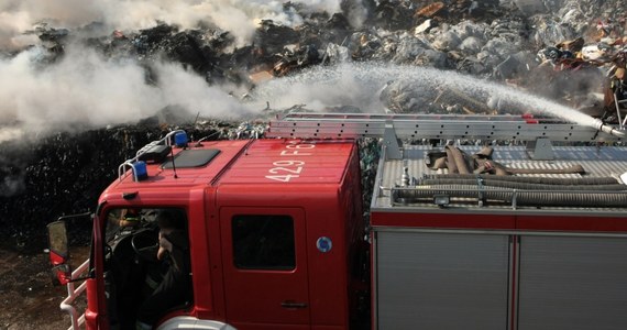 W Zbąszynku zbiera się sztab kryzysowy. W Dąbrówce Wielkopolskiej w województwie lubuskim wciąż płoną śmieci. To już trzeci dzień pożaru, a ewakuowani w okolicy mieszkańcy nie mogą wrócić do swoich domów.