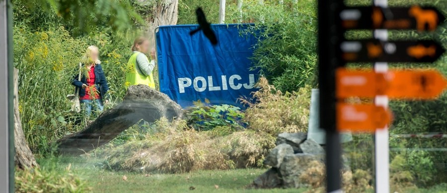 Rany szarpane szyi i liczne urazy szyjnego odcinka kręgosłupa - to przyczyny śmierci pracownika wrocławskiego zoo, którego w ubiegłym tygodniu zaatakował tygrys. Mężczyzna zmarł na miejscu. Prokuratura wciąż wyjaśnia, dlaczego zwierzę było na wybiegu, a nie w zamkniętej klatce.