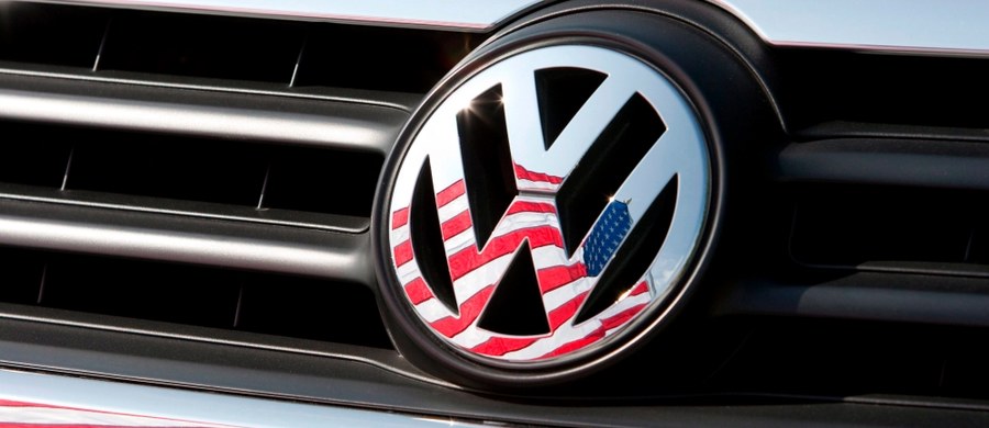 Akcje koncernu Volkswagen spadły o ponad jedną piątą. Wszystko przez ujawnione informacje, że firma manipulowała wynikami kontroli spalin w sprzedawanych w USA samochodach z silnikami Diesla. Koncernowi grożą ogromne kary finansowe.