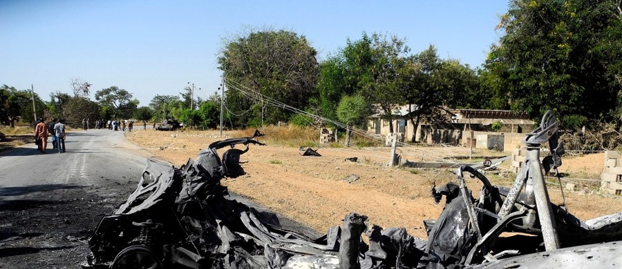 Co najmniej 54 ludzi zginęło, a 90 zostało rannych w następstwie eksplozji bomb w nigeryjskim mieście Maiduguri w stanie Borno na północnym wschodzie. Nikt nie przyznał się do ataków, lecz noszą one znamiona zamachów islamistycznej grupy Boko Haram, która dąży do przejęcia władzy w tym afrykańskim kraju.