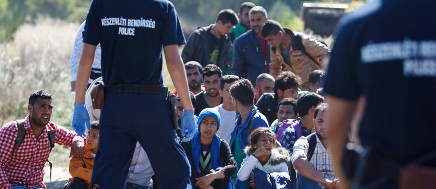 Węgierski parlament uchwalił ustawę upoważniającą rząd do wysłania wojska z nieśmiercionośną bronią do ochrony granic. Wojsko miałoby pomagać w radzeniu sobie z napływem imigrantów.