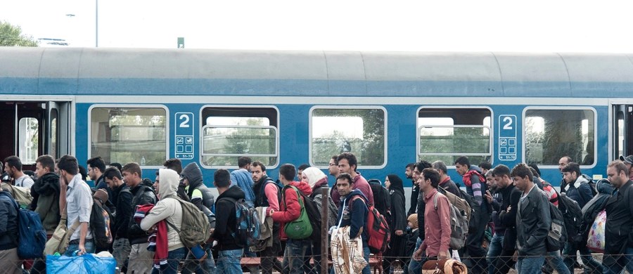 Polska miałaby przyjąć uchodźców dobrowolnie, a ich liczba ma się tylko trochę różnić od tej, którą zaproponowała Komisja Europejska – oto, jak się nieoficjalnie dowiedziała nasza korespondentka, kompromisowa propozycja porozumienia, którą wypracowano na zakończonym w Brukseli spotkaniu ambasadorów Unii Europejskiej. Bruksela chciała, żeby Polska przyjęła obowiązkowo 9287 uchodźców z liczby 120 tysięcy, których trzeba rozdzielić. 