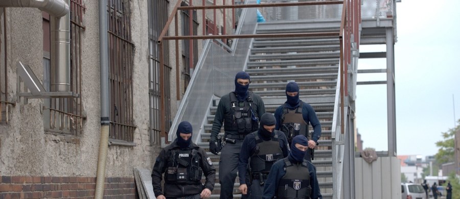 Obława i przeszukania niemieckiej policji w miejscach, wykorzystywanych przez podejrzanych islamistów do wspierania walki w wojnie domowej w Syrii. Działania miały miejsce w Berlinie.