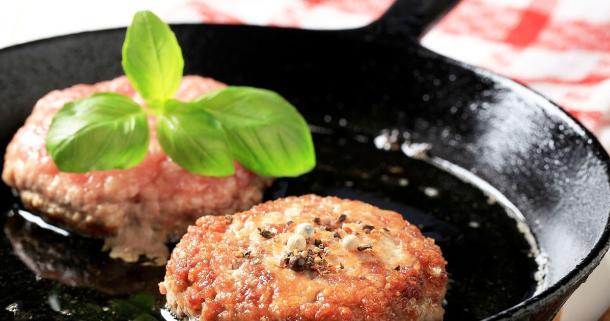 ​Takie kotlety jedzą w Poznaniu. najważniejszy jest jeden dodatek do mięsa