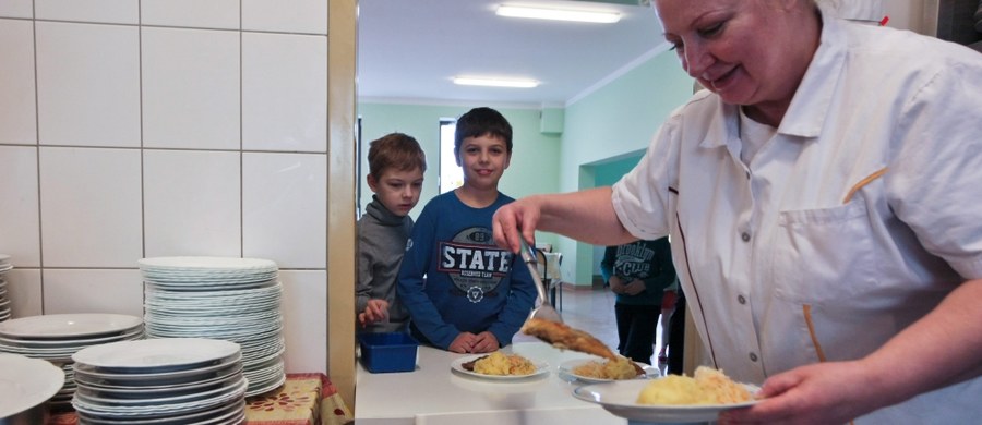 Ministerstwo Zdrowia jest gotowe na nowelizację i zmiany w rozporządzeniu dotyczącym szkolnych sklepików i żywienia dzieci w szkole. Nawet inspekcja sanitarna ma teraz problem z interpretacją przepisów o zawartości cukru w kompocie i soleniu obiadów. Właśnie inspektorzy GIS mają kontrolować, czy dzieci w szkole są żywione zgodnie z zasadami, które obowiązują od 1 września.