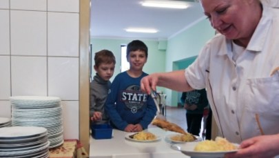 Ministerstwo Zdrowia chce wydać poradnik dla szkół ws. żywienia uczniów