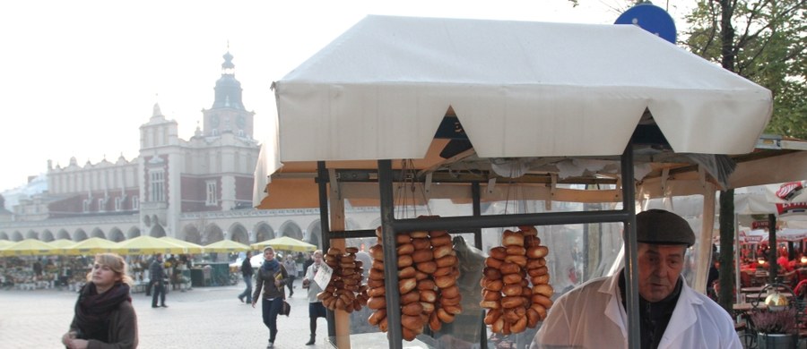 Jedna z najstarszych "kulinarnych" tradycji stolicy Małopolski - krakowski obwarzanek - jest zakazany w szkolnych sklepikach. Powód? Zawiera cukier, który figuruje na czarnej liście dodatków do produktów, którą dla dobra uczniów stworzyło Ministerstwo Zdrowia. 