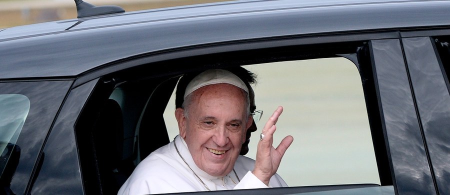 Papież Franciszek rozpoczyna wizytę w Stanach Zjednoczonych. Samolot z papieżem na pokładzie wylądował już w bazie pod Waszyngtonem. 
