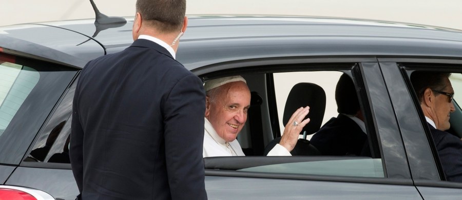 Papież Franciszek zaskoczył już w pierwszych minutach swojej podróży apostolskiej do USA. Stało się to tuż po wylądowaniu w bazie wojskowej Andrews. Franciszek nie skorzystał z limuzyny, żeby dotrzeć do Waszyngtonu, ale wybrał mały samochód Fiat 500.