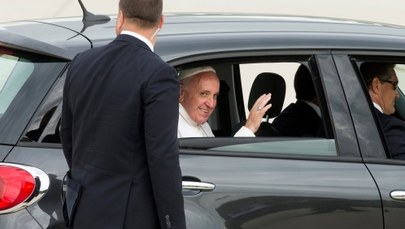 Papież zaskakuje kolejny raz. Zamiast limuzyny - malutkie włoskie auto