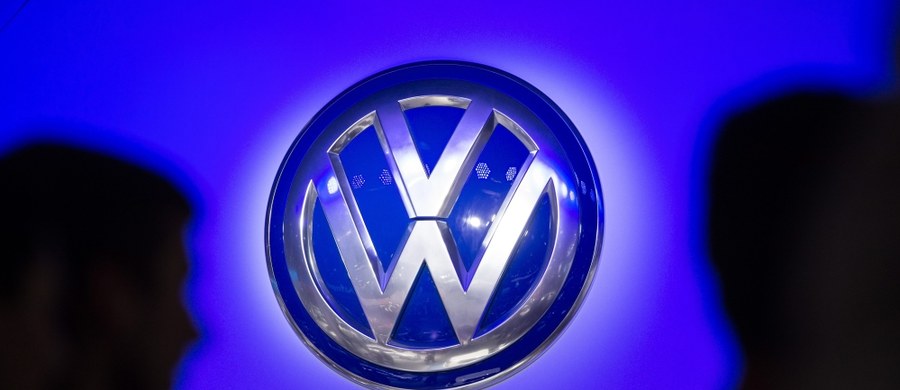 Afera dotycząca nielegalnego oprogramowania, stosowanego przez Volkswagena do oszukiwania testów na emisję spalin, zatacza coraz szersze kręgi. Okazuje się, że silniki, które znalazły się na cenzurowanym, produkowane są w polskiej fabryce niemieckiego koncernu w Polkowicach - informuje Interia.pl.