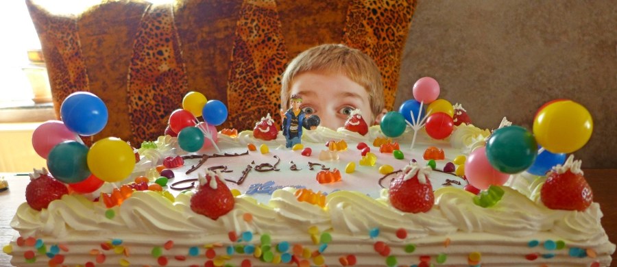 Amerykańska firma, która przez lata pobierała tantiemy za wykorzystywanie jednej z najsłynniejszych piosenek na świecie, "Happy Birthday", nie dysponuje prawem autorskim do tekstu - wynika z wtorkowej decyzji sądu w USA. Utwór stał się własnością publiczną.