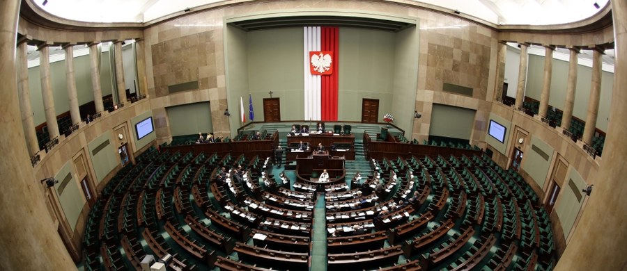 Państwowa Komisja Wyborcza zarejestrowała 3295 kandydatek w wyborach do Sejmu. Co trzecia z nich dostała na liście miejsce biorące. Oznacza to, że ma dużą szansę na mandat - informuje "Gazeta Wyborcza".