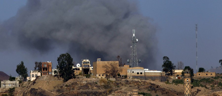 Co najmniej 25 osób zginęło, a kilkadziesiąt zostało rannych w podwójnym zamachu bombowym na meczet w stolicy Jemenu Sanie - poinformowały miejscowe służby medyczne. Ataków dokonano w pierwszy dzień muzułmańskiego święta Id al-Adha, czyli Święta Ofiarowania.