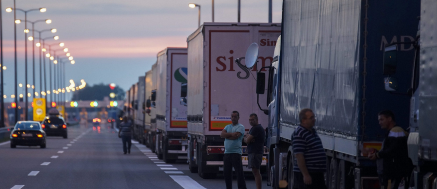 Szef MSW Chorwacji zdementował, jakoby jego kraj zamknął granicę dla Serbów. Zakaz wjazdu obejmuje za to wszystkie pojazdy na serbskiej rejestracji. Jest to odpowiedź Zagrzebia na wydany przez Belgrad zakaz wjazdu ciężarówek i towarów z Chorwacji.