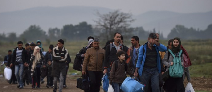 Zaledwie w ciągu godziny na grecką wyspę Lesbos dotarło w czwartek około 1200 migrantów - twierdzą świadkowie. Wczoraj na wyspę przybyło co najmniej 2,5 tysiąca uciekinierów, głównie z Afganistanu i Syrii.