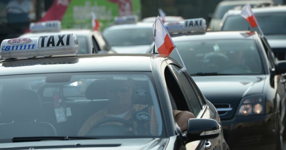 Kilkuset taksówkarzy protestowało w Warszawie przeciw nieuczciwej konkurencji ze strony firm i kierowców bez licencji. Policja wystawiła im 12 mandatów.