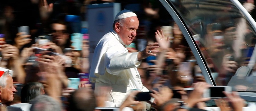 O nacechowany człowieczeństwem, sprawiedliwością i braterstwem stosunek do uchodźców zaapelował papież Franciszek w przemówieniu wygłoszonym w Kongresie Stanów Zjednoczonych. "Należy ich traktować tak, jak sami chcemy być traktowani" - dodał.