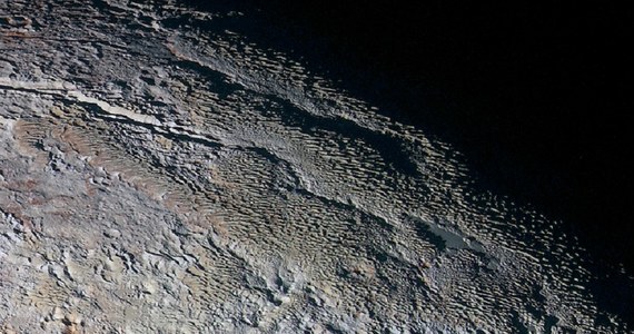 Zdjęcia, przesyłane przez sondę New Horizons po przelocie obok Plutona nie przestają zadziwiać naukowców. I NASA nie zwleka, by się tym zadziwieniem podzielić z całym światem. Właśnie opublikowano kolejne z nich, na którym powierzchnia planety karłowatej jest szczególnie interesująca. Przypomina skórę węża lub korę drzewa. Wszystko, tylko nie ciało niebieskie. Obraz jest kolorowy, zebrany z pomocą kamery MVIC (Ralph/Multispectral Visual Imaging Camera). Pokazuje szaroniebieskie pasma wzgórz i wypełnione czerwonawym materiałem doliny.