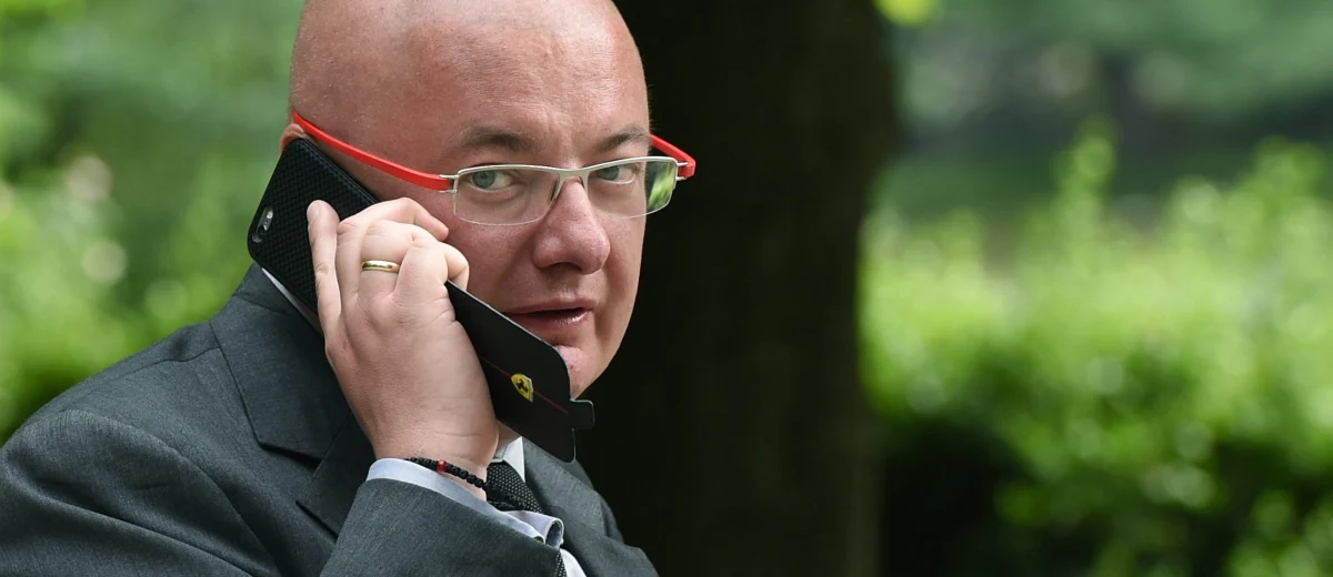 "Prezydent Andrzej Duda kompletnie nie interesował się sprawą imigrantów przez długie tygodnie, kiedy sprawa była na agendzie. Nagle po parunastu tygodniach kryzysu budzi się we wtorek - kiedy premier wyjeżdża na szczyt - i zaczyna wzywać ministrów. Minister Piotrowska przyszła, kiedy było o czym informować" - mówi w Kontrwywiadzie RMF FM minister w kancelarii premiera Michał Kamiński. Wojna rząd-prezydent? "To byłby czarny i niedobry scenariusz dla Polski i obawiam się, że działania Andrzeja Dudy wpisują się w scenariusz wojny z rządem. Chwała Bogu - pani premier potrafi się temu przeciwstawić" - mówi gość Kontrwywiadu RMF FM. Jego zdaniem "działania prezydenta w sprawie referendum, czy w sprawie imigrantów są działaniami, które wskazują, że jest prezydentem, który jest zaangażowany w robotę partyjną w Polsce". 