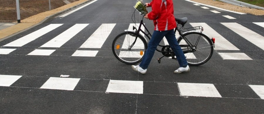Pieszy będzie miał pierwszeństwo przed pojazdem i to zarówno na przejściu dla pieszych, jak i przed nim – taką decyzję podjęli posłowie, uchwalając nowelę Prawa o ruchu drogowym. Zmiany mają obowiązywać od 2017 roku.