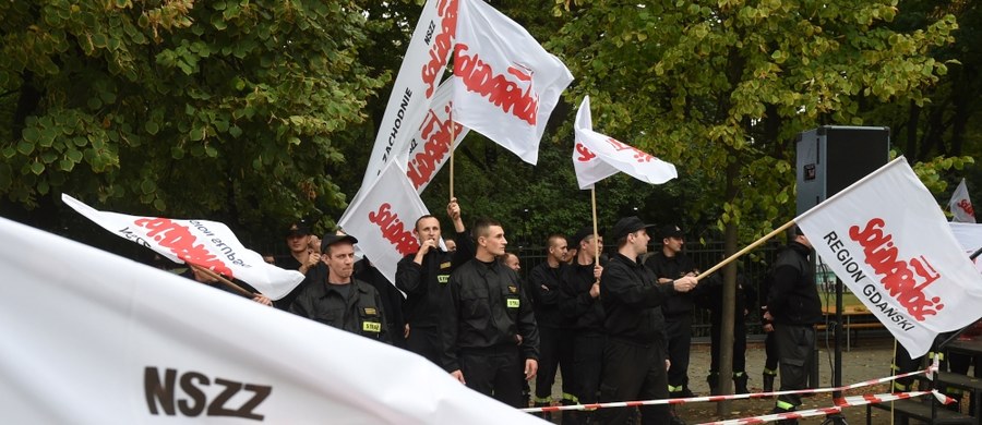 Strażackie miasteczko znika sprzed Kancelarii Premiera. Protestujący od środy strażacy złożyli petycję, w której domagają się między innymi wzrostu funduszu wynagrodzeń o 17 procent i w pełni płatnych nadgodzin. 